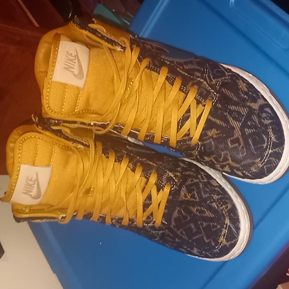 Nikes - Picture 2 of 6